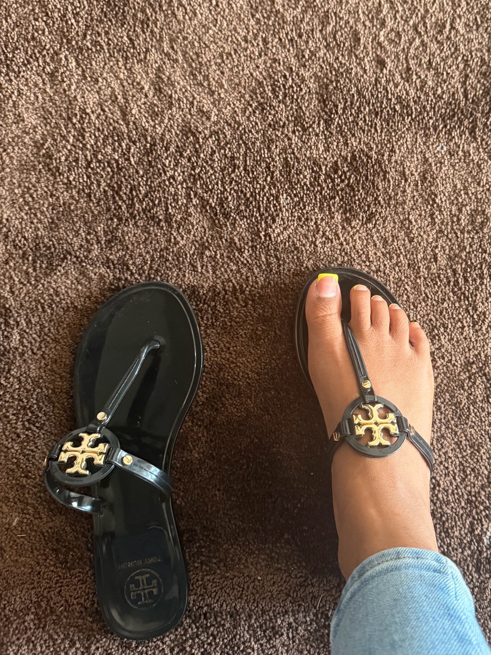Tory Burch Black Leather Logo Thong Sandals with Gold Emblem - Picture 2 of 4